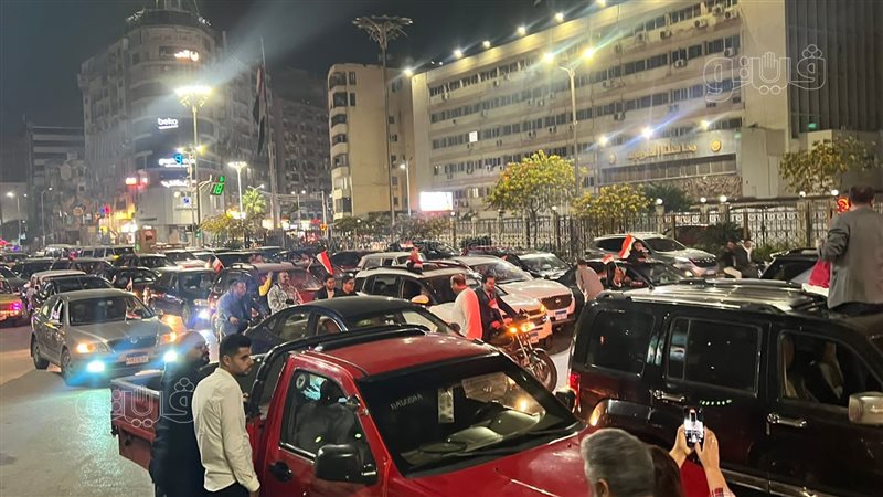 السيارات أمام مبنى