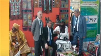 شاب من النيجر يقدم لضيوف مؤتمر المناخ 12 ألف كوب شاي