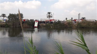 انتشال 8 ضحايا وإنقاذ 5 مصابين في انقلاب أتوبيس بترعة على طريق المنصورة - القاهرة 