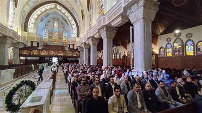 أعداد غفيرة تنتظر جثمان رؤوف غبور بالكاتدرائية في العباسية | صور 