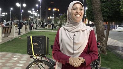 سارة تبدع في المشغولات اليدوية وتبيع منتجاتها على دراجة هوائية (فيديو)