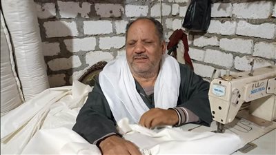 ايده تتلف في حرير.. منجد كفيف يتحدى إعاقته ببني سويف: نفسي أزور قبر الرسول | فيديو