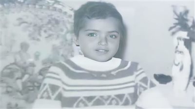 ليست صورة براد بيت.. هنيدي يمازح جمهوره ويخطف الأنظار بصورة جديدة