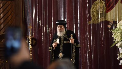 البابا تواضروس يصل الكاتدرائية لأداء صلاة الجنازة على رؤوف غبور | فيديو