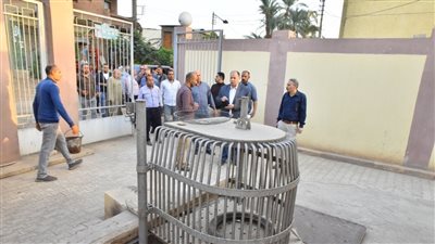 محافظ أسيوط يتفقد أعمال تنفيذ محطة رفع صرف صحى كوم أبوشيل