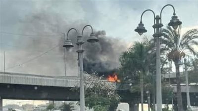 إخماد حريق في سيارة على كوبري محرم بك