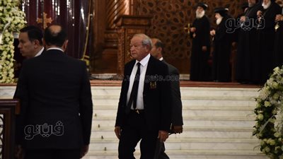 نجيب ساويرس يصل الكاتدرائية لأداء صلاة الجنازة على رؤوف غبور | صور 
