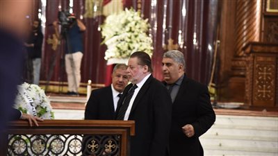 محافظ البنك المركزي يصل الكاتدرائية لحضور جنازة رؤوف غبور 