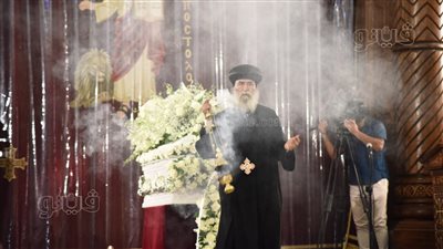 بحضور البابا تواضروس.. أداء صلاة الجنازة على رؤوف غبور بالكاتدرائية | فيديو 
