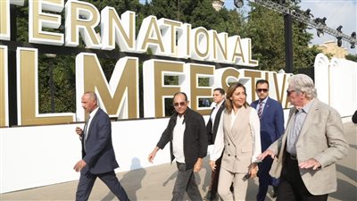 وزيرة الثقافة وحسين فهمي يتفقدان تجهيزات افتتاح القاهرة السينمائي الدولي 