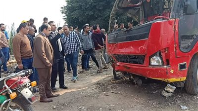 الأهالي ينتظرون تسلم جثامين حادث أتوبيس أجا.. أول فيديو من داخل مشرحة مستشفي الدقهلية 