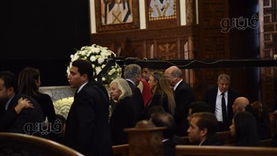اصطفاف أسرة رؤوف غبور لتلقي العزاء بالكاتدرائية | فيديو