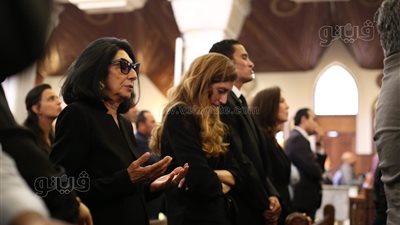23 صورة ترصد حزن وبكاء أسرة رؤوف غبور خلال صلاة الجنازة 