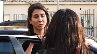 انهيار ابنة رؤوف غبور خلال تشييع جثمان والدها | فيديو وصور 