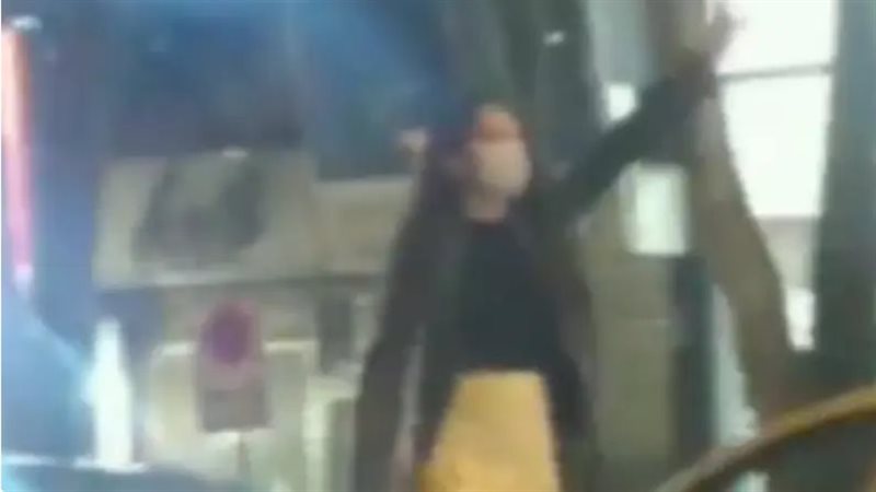 فتاة تتظاهر بشوارع