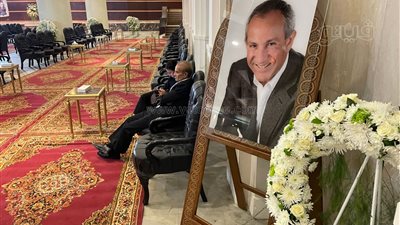 بدء عزاء رجل الأعمال رؤوف غبور بالكاتدرائية ويسرا أول الحضور |فيديو وصور 