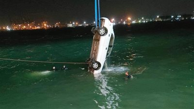 سقوط سيارة ملاكي بالمجرى الملاحي لقناة السويس | صور