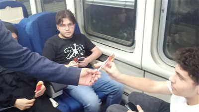 لفتة في حب مصر.. شركة قطارات النوم توزع الورود على الركاب تقديرا لوعيهم الوطني