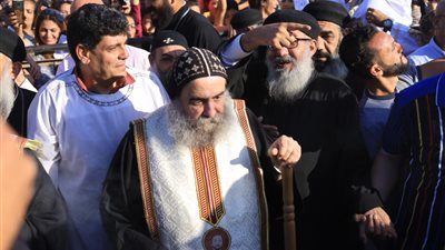 لليوم الثالث.. الآلاف يحتفلون بـ«مارجرجس» بديره في جبل الرزيقات بالأقصر lصور