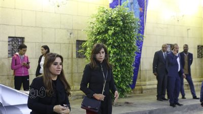 أول ظهور لوزيرة الهجرة السابقة نبيلة مكرم في عزاء رؤوف غبور | فيديو