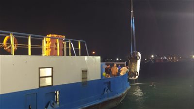 النيابة تعاين سيارة سقطت بالمجرى الملاحي لقناة السويس | صور