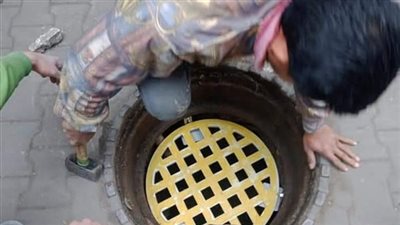 لجان تتفقد شبكات بالوعات صرف مياه الأمطار في الجيزة