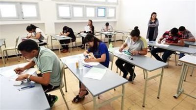 طلاب الصف الثاني الثانوي بالقاهرة يؤدون اليوم امتحاني اللغة الأجنبية الثانية والفلسفة