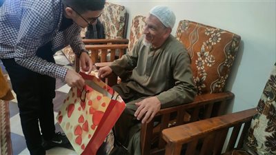 طلاب طب سوهاج يزورون نزلاء دار للمسنين | صور