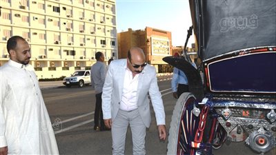 محافظ أسوان يتفقد نموذج تطوير عربات الحنطور | صور