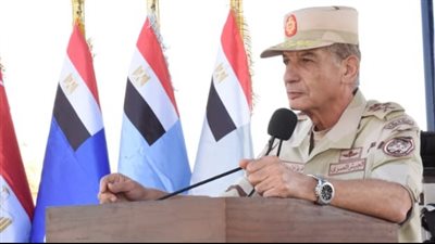 وزير الدفاع يلتقى عددًا من رجال القوات المسلحة