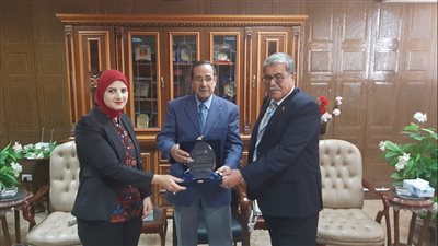 محافظ شمال سيناء يتسلم درع مشروع سفير لزراعة أشجار الزيتون 