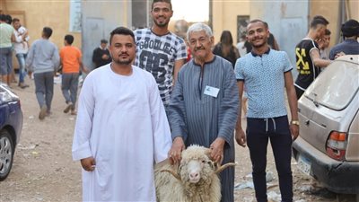 شموع وخراف.. نذور المحبين فى احتفالات دير مارجرجس بالرزيقات | صور