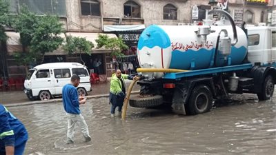 تجمع مياه الأمطار في شوارع غرب الإسكندرية وسيارات الرفع تتدخل |صور