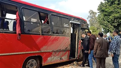 مفتش الصحة يبدأ مناظرة جثامين ضحايا حادث انقلاب أتوبيس في ترعة بالمنصورة