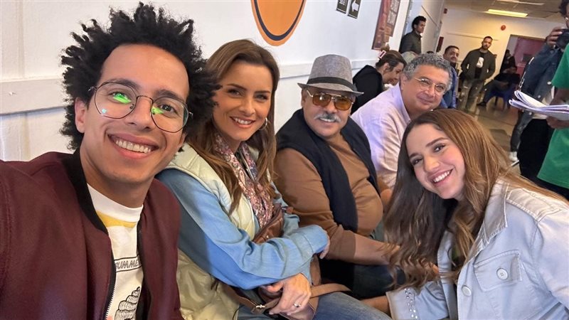 أبطال موضوع عائلي