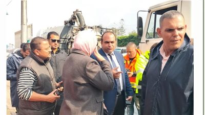 حي العجمي يرفع تراكمات مياه الأمطار من الشوارع الرئيسية |صور