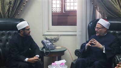 شوقي علام يستقبل مفتي سنغافورة والوفد المرافق له لبحث تعزيز التعاون الإفتائي 