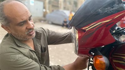 يستخدم أغرب طريقة لمعرفة أعطال الموتور..قصة عم عفيفي الميكانيكى الكفيف المحترف في تصليح الموتوسيكلات | فيديو وصور