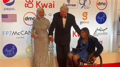 لفتة إنسانية من حسين فهمي في حفل افتتاح مهرجان القاهرة السينمائي |فيديو