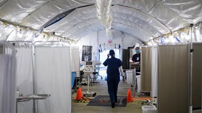 فيروس يجتاح ولاية أمريكية.. والمستشفيات تنصب خياما خارج أقسام الطوارئ