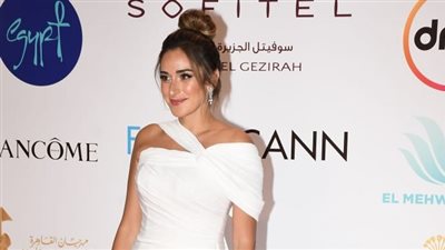 أمينة خليل ومريم الخشت في إطلالة هادئة على ريد كاربت القاهرة السينمائي | فيديو وصور