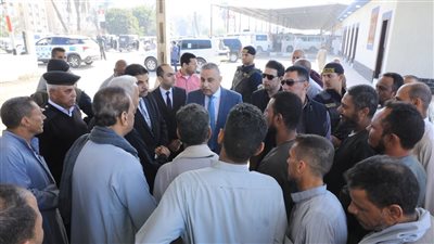 محافظ سوهاج يلتقي أهالي جرجا أثناء تفقد مشروعات حياة كريمة |صور 