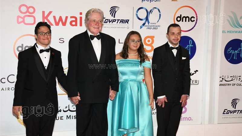 حسين فهمي مع شباب