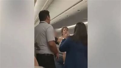 المضيفة راحت المستشفى.. مشاجرة على متن طائرة