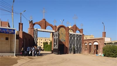 للاطمئنان على الأوضاع الصحية.. مدير مستشفى أرمنت يزور دير مار جرجس بالرزيقات 