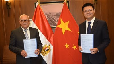 محافظ بورسعيد يوقع عقدا مع مستثمر صيني لإقامة أكبر مشروع لتصنيع الجوارب في الشرق الأوسط | صور 