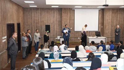 انتظام 257 طالبا بكلية التجارة الدولية بجامعة الإسماعيلية الأهلية | صور