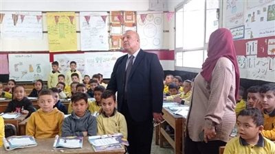 وكيل تعليم دمياط يتفقد سير العملية التعليمية بمدرسة أبو العز الابتدائية | صور