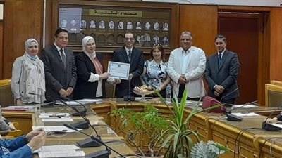 عميد ألسن عين شمس تكرم طالب اللغة الإسبانية الحاصل على جائزة علم المصريات 