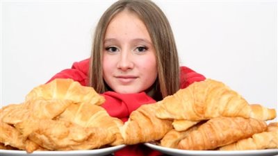 فتاة بريطانية تعيش على المكرونة والكرواسون لمدة 10 سنوات